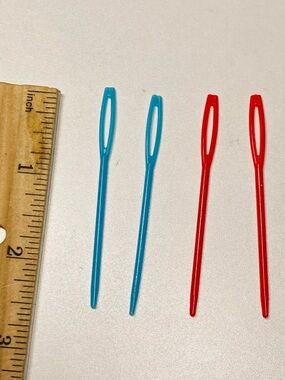 5 for $10: 4 Plastic Darning Yarn Needles - 2 Blue and 2 Red